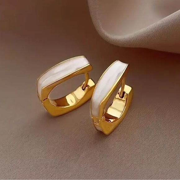 ✨Zara Adelaide Pearly Gold Square Huggie Earrings - Picture 4 of 4